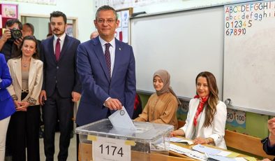 CHP lideri Özgür Özel Manisa’da oyunu kullandı: ‘Silahlardan uzak durun’ çağrısı