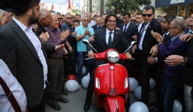 Özgür Özel ‘kırmızı motosiklet’ sözünü tuttu