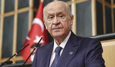 Devlet Bahçeli kürsüde İmamoğlu’nu hedef aldı: ‘Ballı börekli Roma seyahati…’