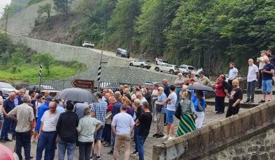 Arhavi’de yurttaşlar ve yaşam savunucuları Çamlıca HES projesini ve 10 köyün maden arama sahası ilan edilmesini protesto etti