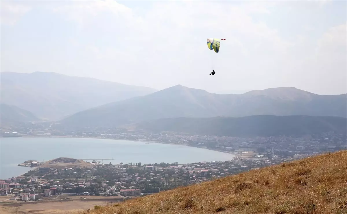 Bitlis Yamaç Paraşütü Kulübü Üyeleri Zafer Bayramı’nda Türk Bayraklarıyla Uçuş Yaptı