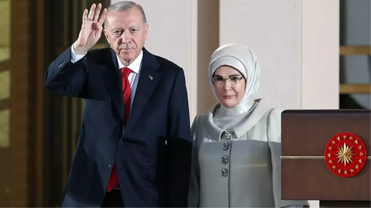 Emine Erdoğan’ın “30 Ağustos” şıklığı