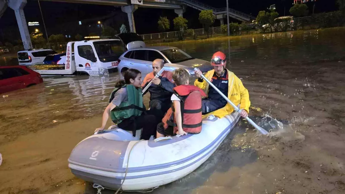 Karabük’te Sağanak Yağış Sonrası Yollar Göle Döndü